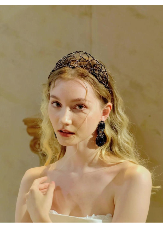 Stunning Headband with Minimalist Design and Sparkling Pearls