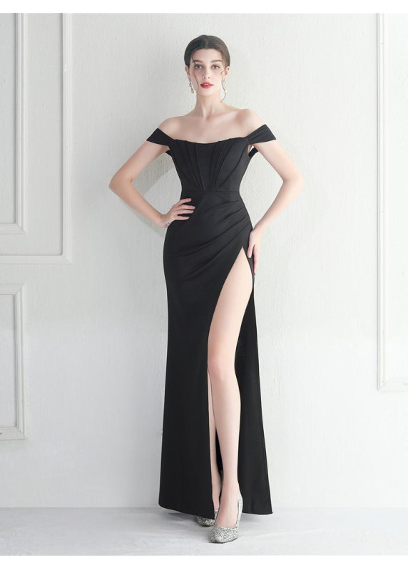 robe de soirée blanche décolleté bardot accentuée par les plis délicats