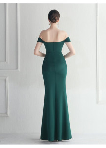 robe de soirée blanche décolleté bardot accentuée par les plis délicats