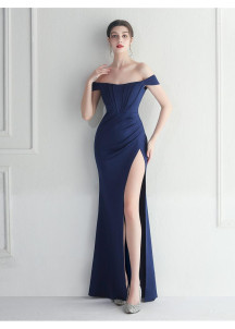 robe de soirée blanche décolleté bardot accentuée par les plis délicats