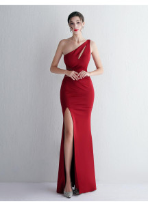 robe de gala bleu clair décolleté asymétrique coupe ajustée avec fente