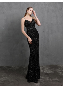 Robe de soirée recouverte de paillettes scintillante à décolleté plongeant
