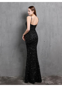 Robe de soirée recouverte de paillettes scintillante à décolleté plongeant