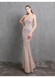 Robe de soirée recouverte de paillettes scintillante à décolleté plongeant