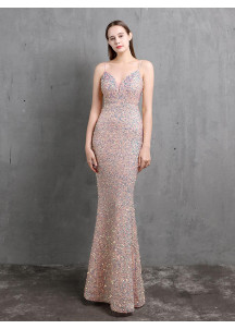 Robe de soirée recouverte de paillettes scintillante à décolleté plongeant