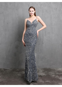 Robe de soirée recouverte de paillettes scintillante à décolleté plongeant