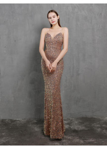 Robe de soirée recouverte de paillettes scintillante à décolleté plongeant