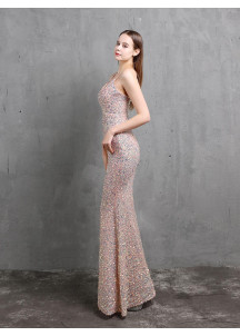 Robe de soirée recouverte de paillettes scintillante à décolleté plongeant