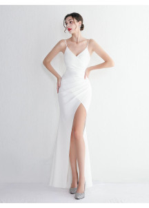 Simple Robe de soirée blanche dévoilante décolleté en V et fente latérale