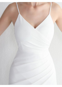 Simple Robe de soirée blanche dévoilante décolleté en V et fente latérale