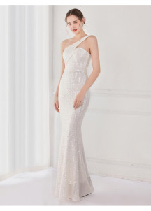 Robe de soirée sirène scintillante aux tons changeants avec décolleté asymétrique