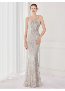 Robe de soirée sirène scintillante aux tons changeants avec décolleté asymétrique