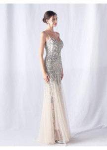 Robe de soirée sirène à motifs floraux argentés brodés sur le corset