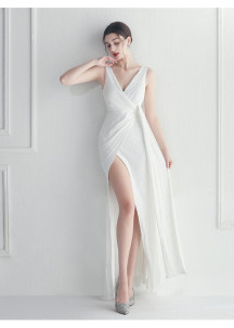 Glamuroso Vestido de Noche Hendido de Tonos Metálicos