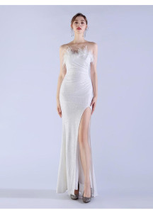 Robe de soirée glamour sequins blanc aux accents plumés