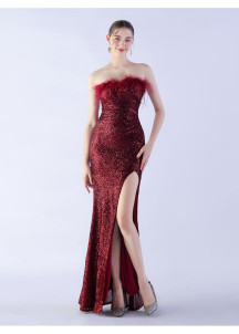 Robe de soirée glamour sequins blanc aux accents plumés