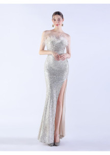 Robe de soirée glamour sequins blanc aux accents plumés