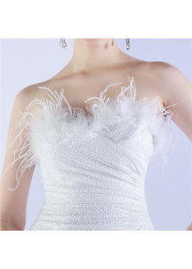 Robe de soirée glamour sequins blanc aux accents plumés