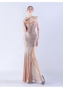 Robe de soirée glamour sequins blanc aux accents plumés