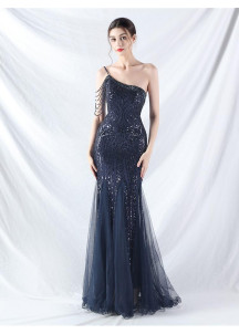 Robe de soirée sirène rose pâle ornée de paillettes géométriques