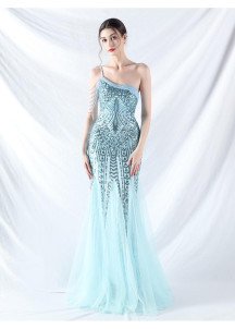 Robe de soirée sirène rose pâle ornée de paillettes géométriques