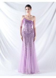 Robe de soirée sirène rose pâle ornée de paillettes géométriques