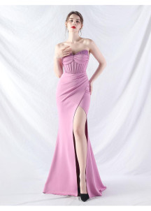 Robe de soirée sirène rose poudré à bustier coeur orné de détails perlés