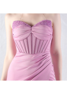Robe de soirée sirène rose poudré à bustier coeur orné de détails perlés