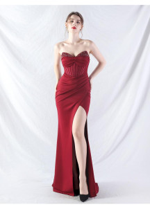 Robe de soirée sirène rose poudré à bustier coeur orné de détails perlés