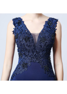 Robe de soirée sirène en satin champagne ornée d'une dentelle raffinée