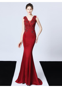 Robe de soirée sirène en satin champagne ornée d'une dentelle raffinée