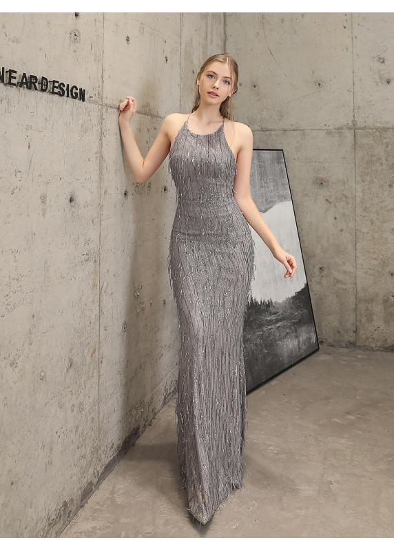 Robe de soirée fourreau blanche ornée de raffinés volants