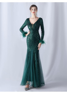 Robe de soirée scintillante en rouge bordeaux avec accents de plumes