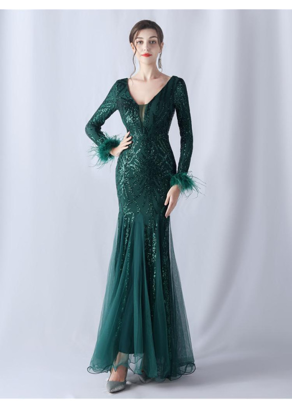 Robe de soirée scintillante en rouge bordeaux avec accents de plumes