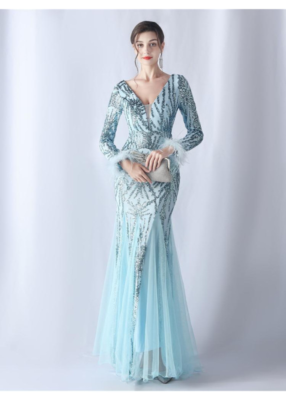 Robe de soirée scintillante en rouge bordeaux avec accents de plumes