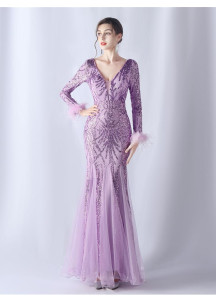 Vestido de noche resplandeciente en rojo burdeos con acentos de plumas