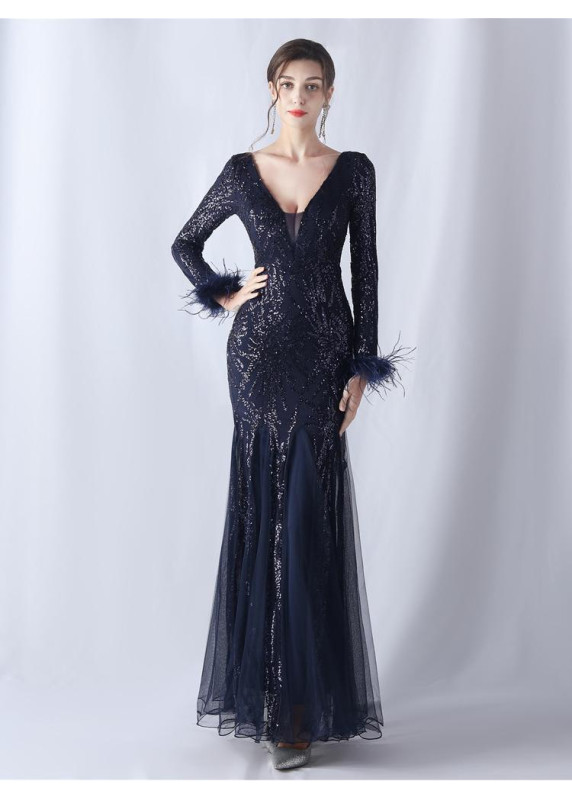 Robe de soirée scintillante en rouge bordeaux avec accents de plumes