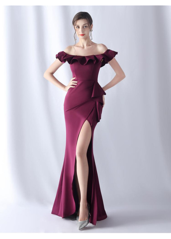 Vestido de noche burdeos drapeado con volantes sofisticados