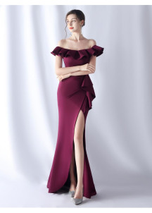 Vestido de noche burdeos drapeado con volantes sofisticados