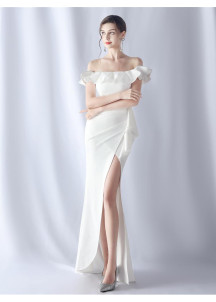 Vestido de noche burdeos drapeado con volantes sofisticados