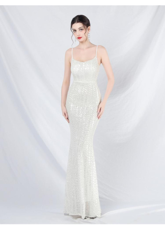 Vestido de noche largo blanco brillante con elegancia refinada