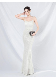 Robe de soirée longue blanche scintillante avec élégance épurée