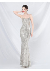 Vestido de noche largo blanco brillante con elegancia refinada