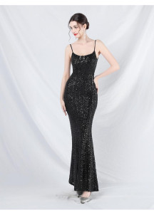 Vestido de noche largo blanco brillante con elegancia refinada