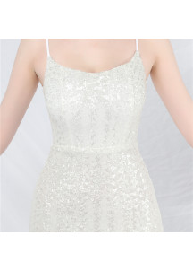 Vestido de noche largo blanco brillante con elegancia refinada