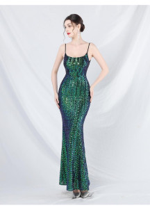 Vestido de noche largo blanco brillante con elegancia refinada