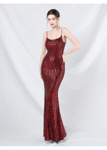 Vestido de noche largo blanco brillante con elegancia refinada