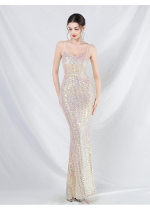 Robe de soirée longue blanche scintillante avec élégance épurée