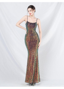 Vestido de noche largo blanco brillante con elegancia refinada